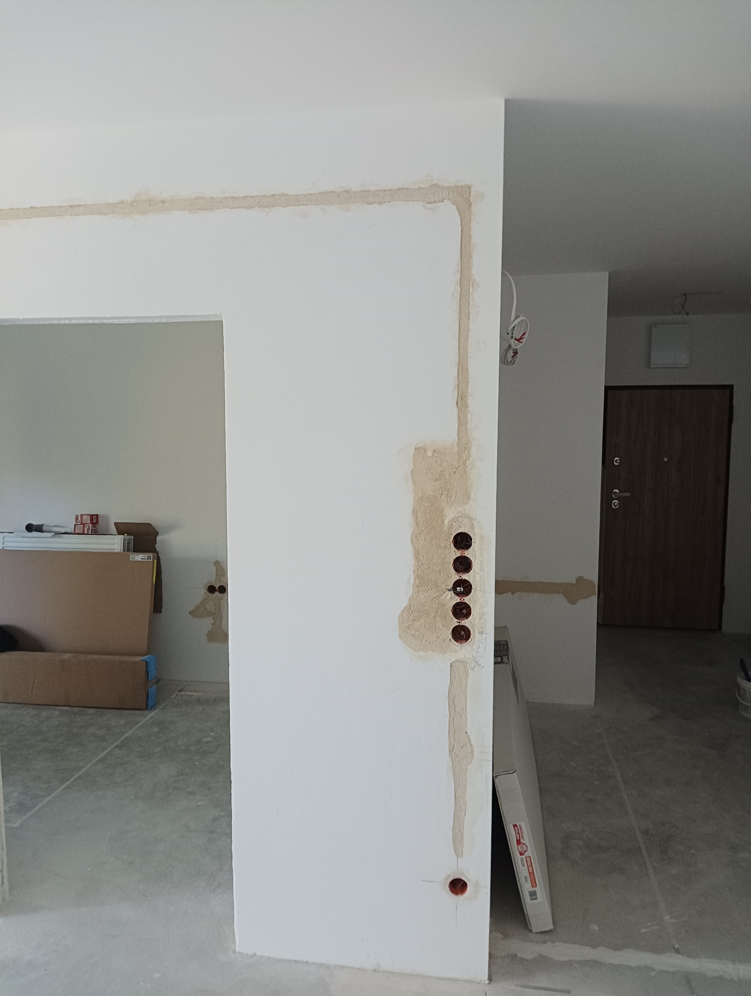 Naprawa ścian po modernizacji instalacji w nowym mieszkaniu