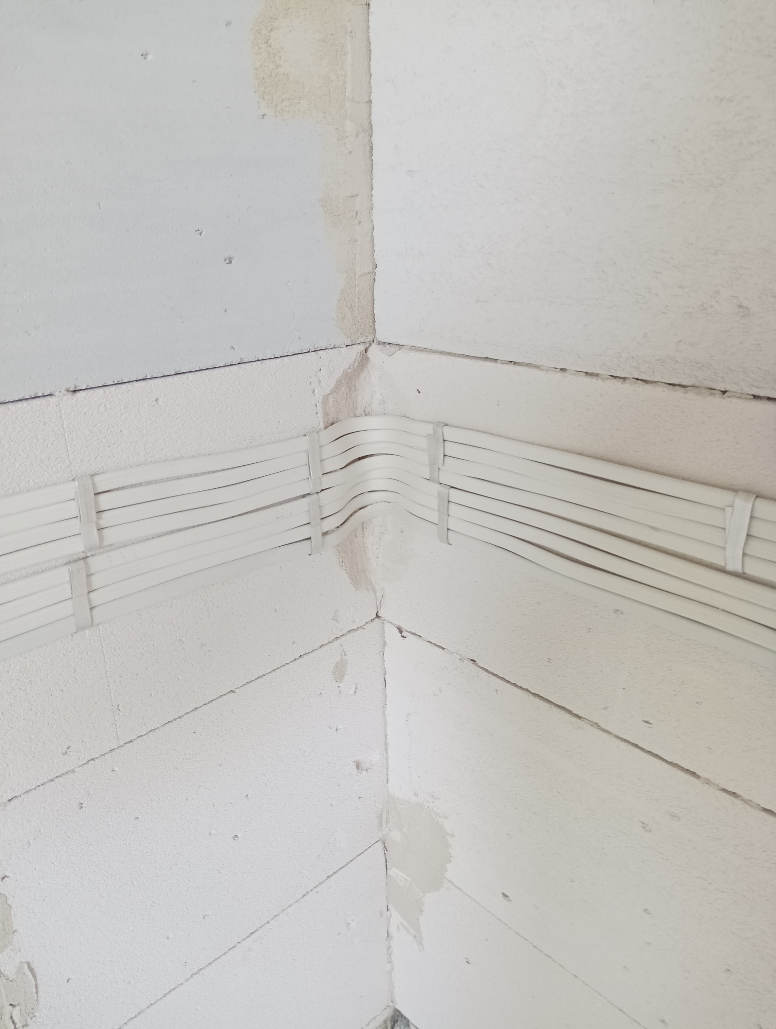 Nowa instalacja, podkuwanie w narożnikach ścian dzięki temu kable nie odstają