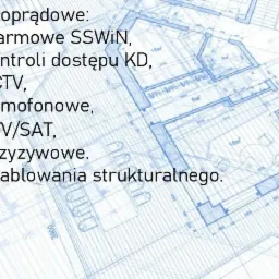 Błękitny plan architektoniczny z listą instalacji niskoprądowych: alarmowych SSWiN, kontroli dostępu KD, CCTV, domofonowych, RTV/SAT, przyzywowych, okablowania strukturalnego.