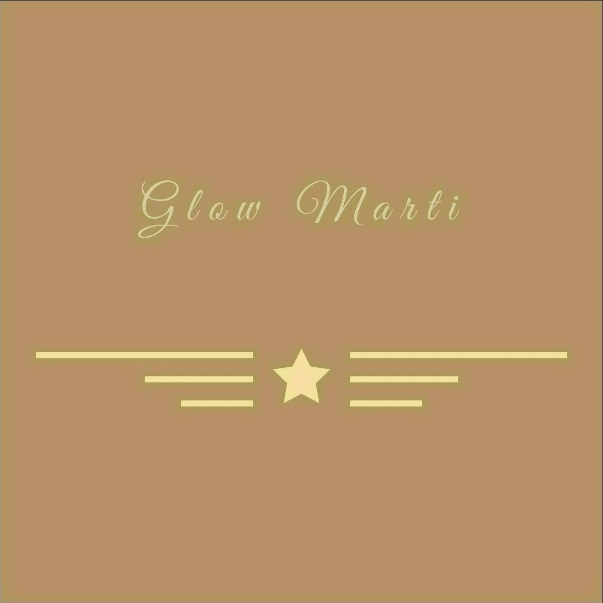 Logo firmy Glow Marti z gwiazdą pośrodku i stylizowanymi skrzydłami po bokach na brązowym tle.