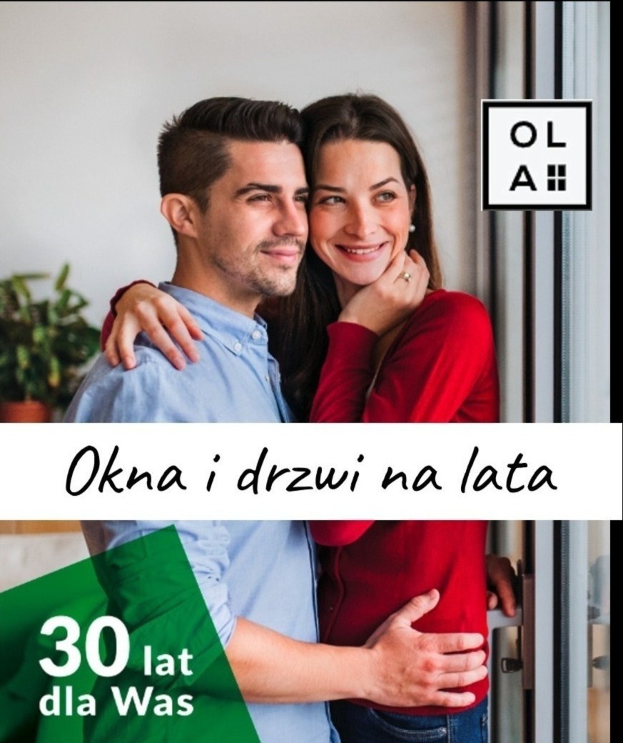 Uśmiechnięta para obejmuje się na tle okna, widoczne logo firmy i hasło reklamowe 'Okna i drzwi na lata', obietnica trwałości i zadowolenia.
