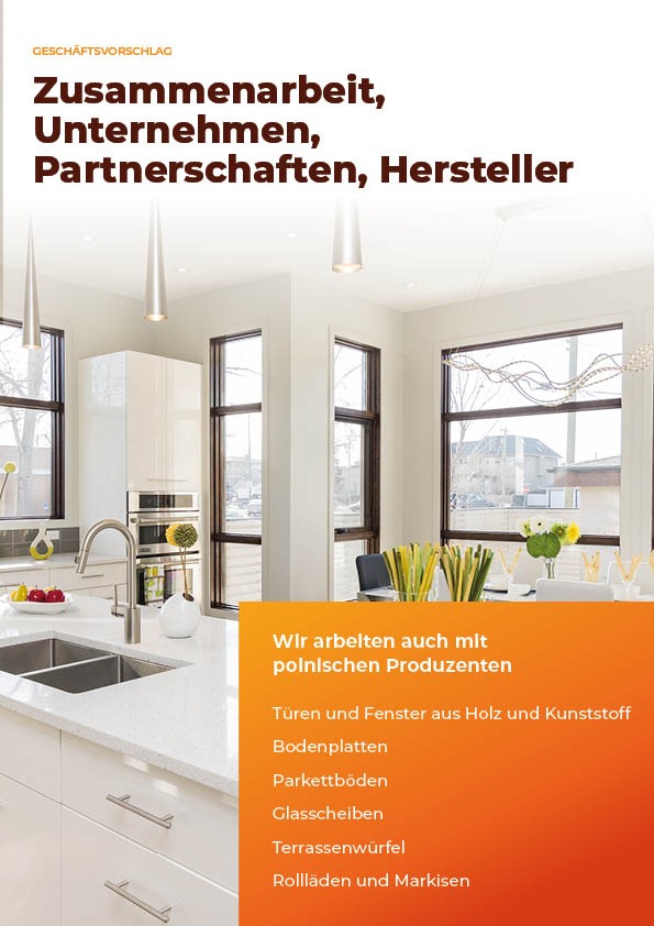 Jasna kuchnia z białymi szafkami, marmurowym blatem i oknami z ciemnymi ramami, widoczne elementy dekoracyjne i tekst w języku niemieckim sugerujący współpracę z polskimi producentami okien, drzwi...