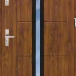 Brązowe, stalowe wejściowe z pionowym przeszkleniem i metalową klamką, widoczne z bliska.