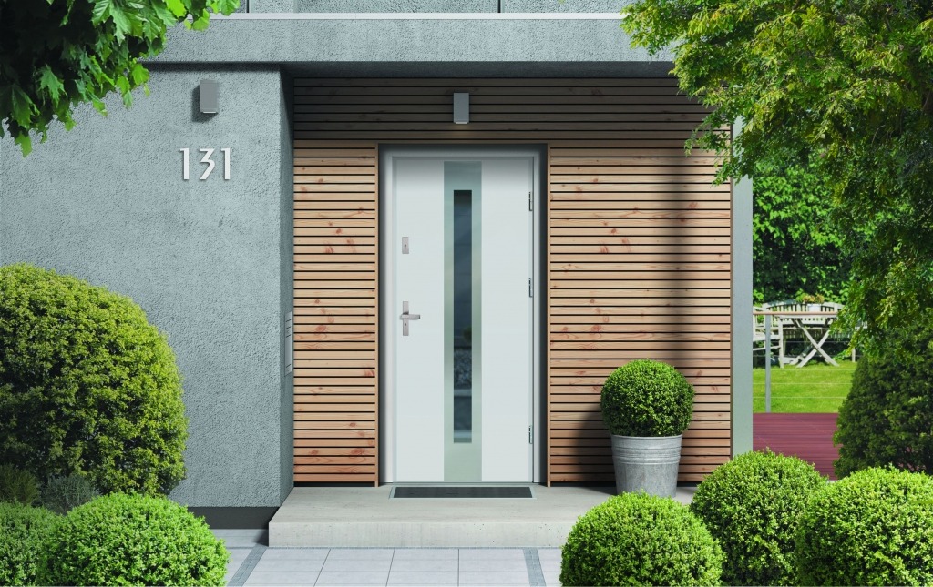 Nowoczesne wejście do domu z białą stolarką z przeszkleniem, elewacja z drewnianych paneli i numerem domu 131.