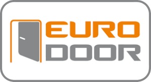 Logo firmy Euro Door przedstawiające szarą ikonę zarysu skrzydła z klamką w pomarańczowej ramce oraz pomarańczowy napis EURO DOOR na szarym tle w zaokrąglonym prostokącie.