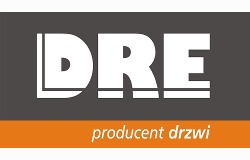 Logo firmy DRE, producenta z branży stolarki otworowej, na szarym tle z pomarańczowym paskiem i napisem 'producent drzwi'.