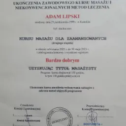 Skan dyplomu ukończenia kursu zawodowego z zakresu masażu i niekonwencjonalnych metod leczenia, wydanego przez Biostudio dla Adama Lipskiego, z pieczęciami i podpisami członków komisji egzaminacyjnej.