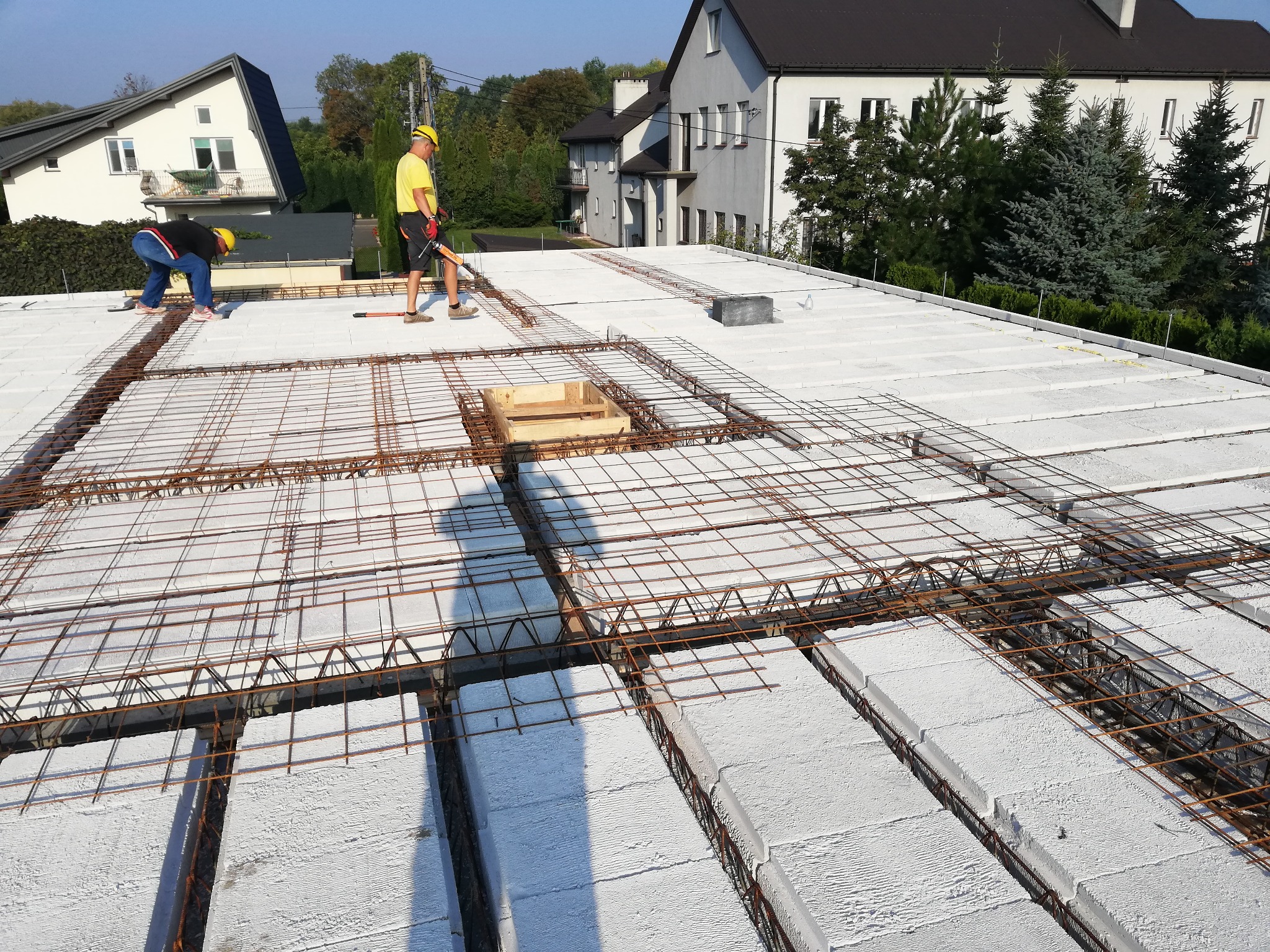 Strop już prawie gotowy . Jeszcze dozbrajamy i będzie gotowy do zalania