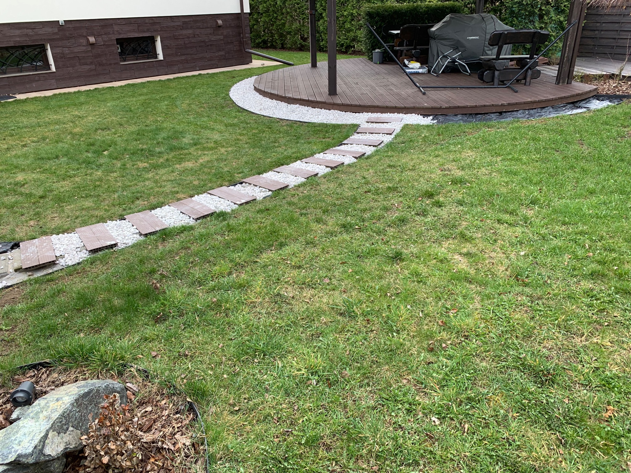 Podest okrągły z deski modrzewia syberyjskiego i ścieżka z kompozytu