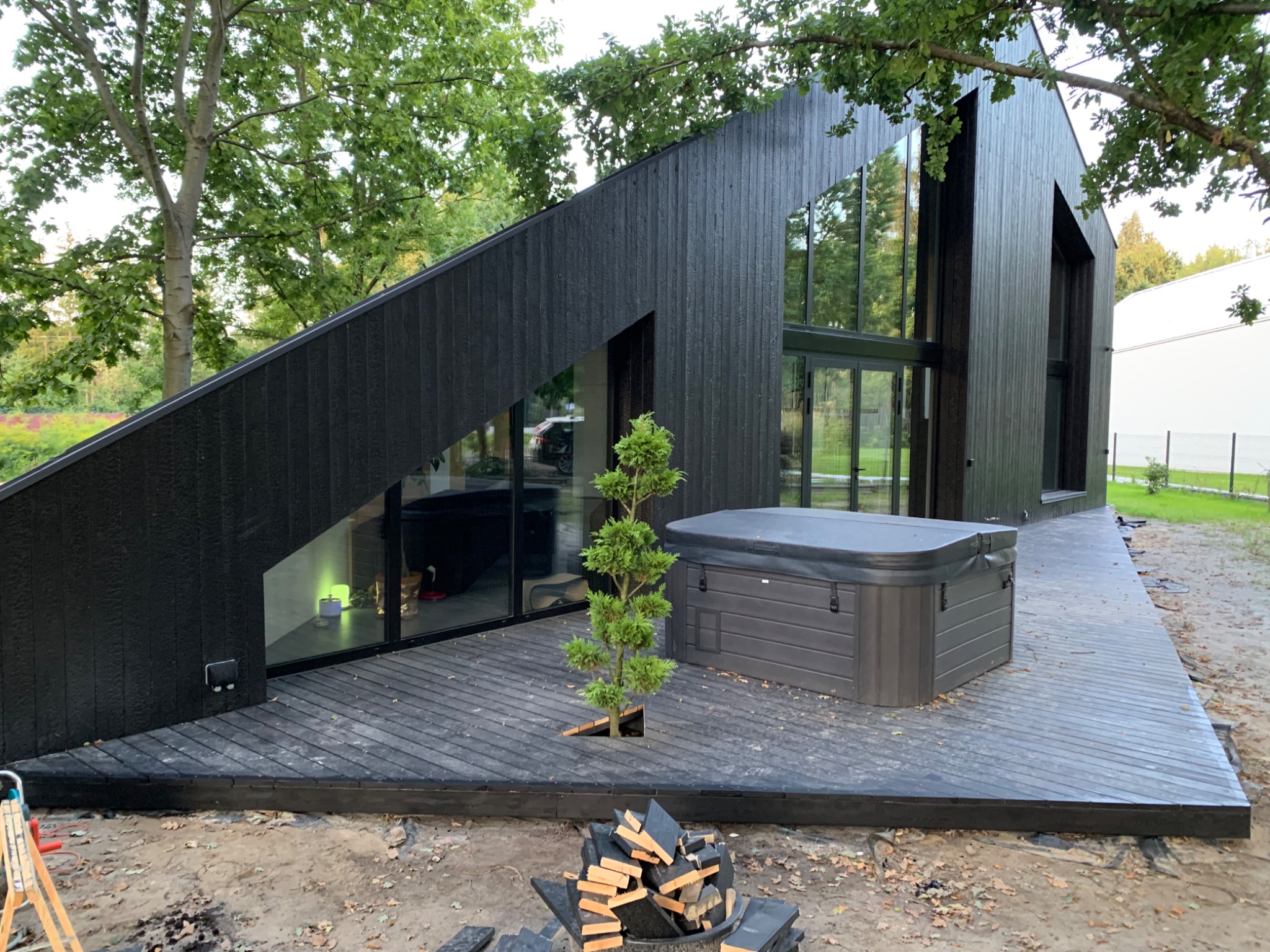 Taras ze świeku, w kolorze heban. W tarasie zabudowane jacuzzi.