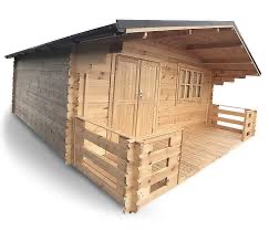 Mały, drewniany budynek z bali z zadaszonym tarasem, widok z boku, jasne drewno, prosty design.