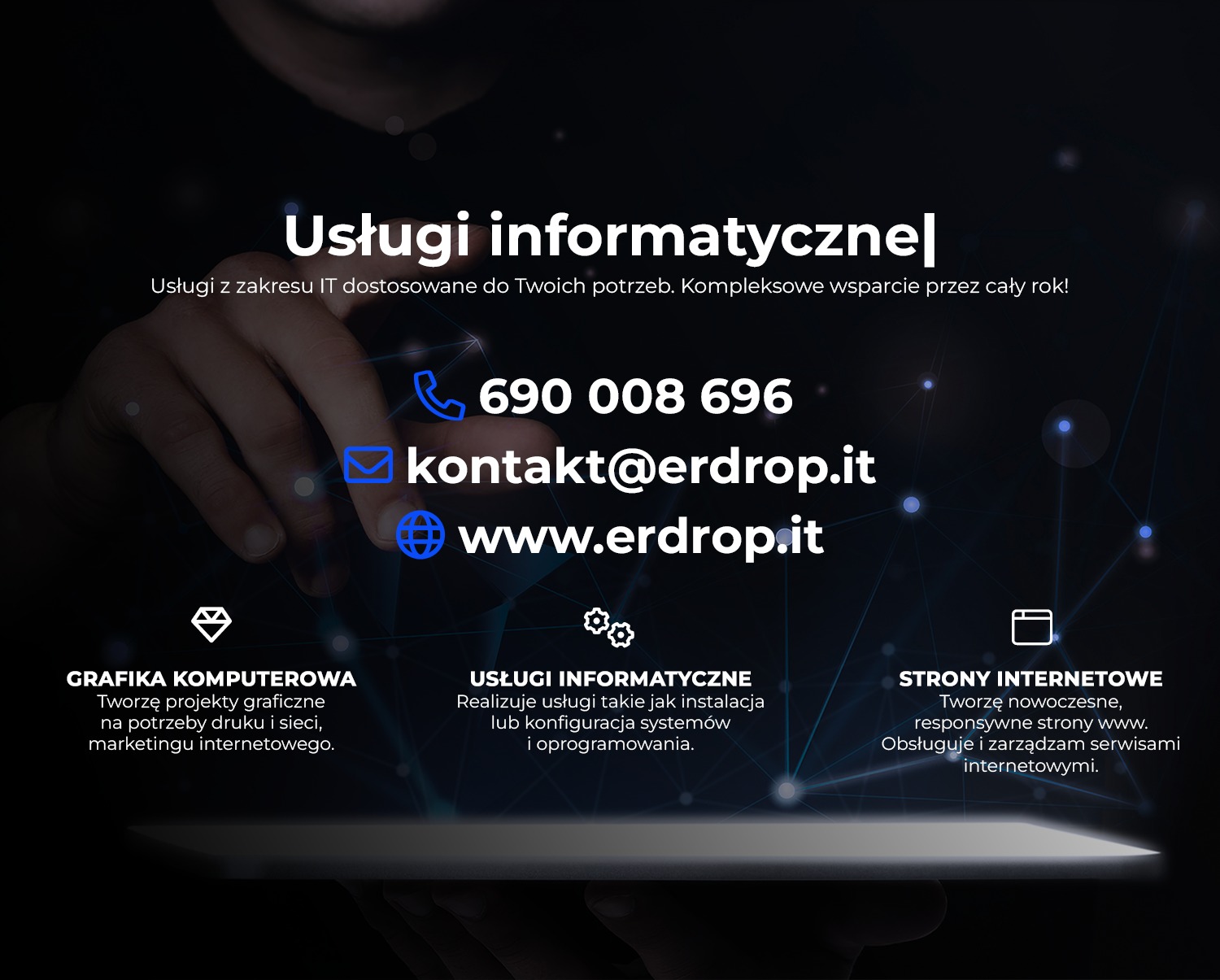 Grafika reklamowa usług IT z numerem telefonu, adresem email i adresem strony internetowej na tle dłoni trzymającej tablet, promująca tworzenie grafiki komputerowej, usługi informatyczne...