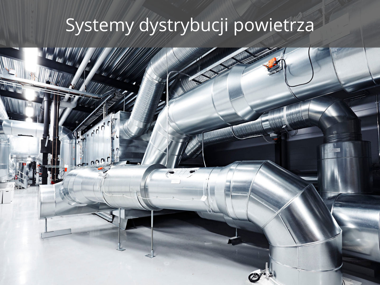 Kompleksowy system wentylacji z rurami ze stali nierdzewnej, wspartymi na metalowych wspornikach, zainstalowany w nowoczesnym pomieszczeniu technicznym z błyszczącą podłogą.