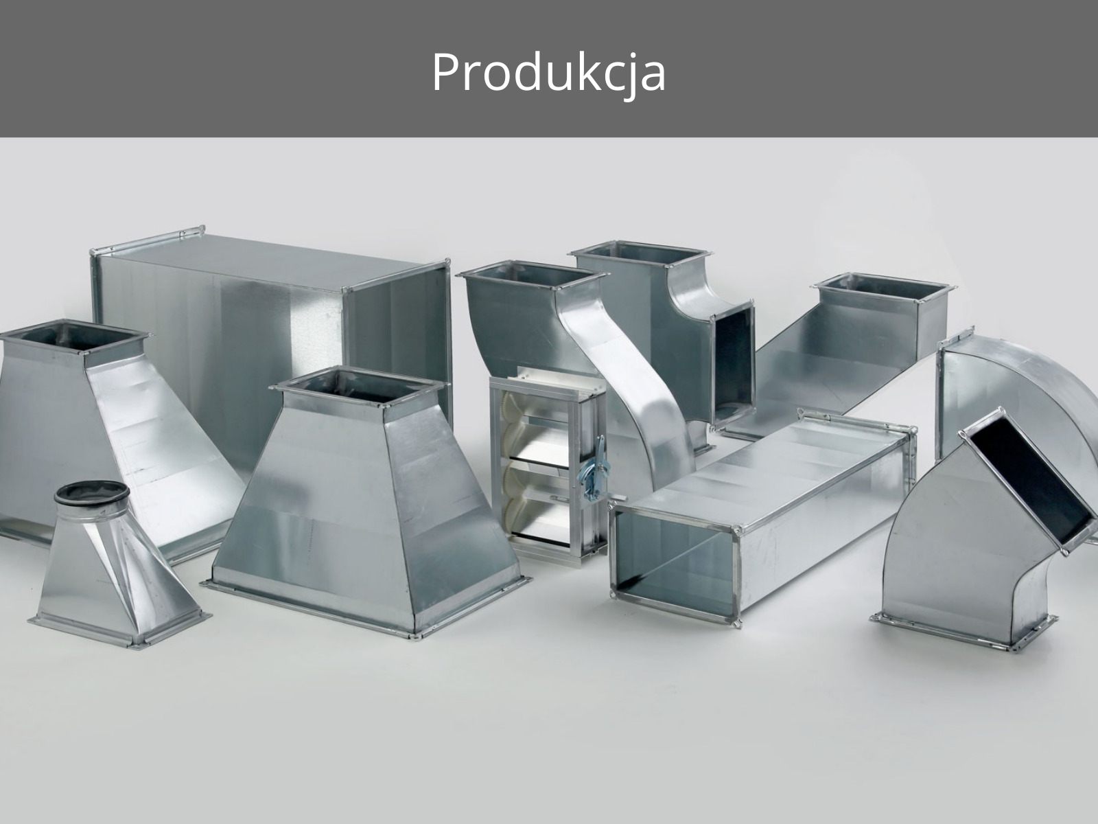 Różnorodne, metalowe elementy wentylacyjne o przekroju prostokątnym i okrągłym, w tym kolanka i redukcje, ułożone na jasnym tle, prezentujące produkcję komponentów systemów wentylacyjnych.