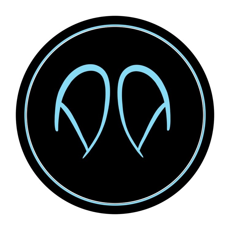 Abstrakcyjne logo z dwoma jasnoniebieskimi elementami przypominającymi litery 'A' w czarnym okręgu z jasnoniebieską obwódką.