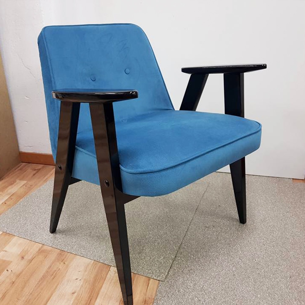 Wymieniono elementy tapicerowane oraz polakierowano podłokietniki oraz nogi.