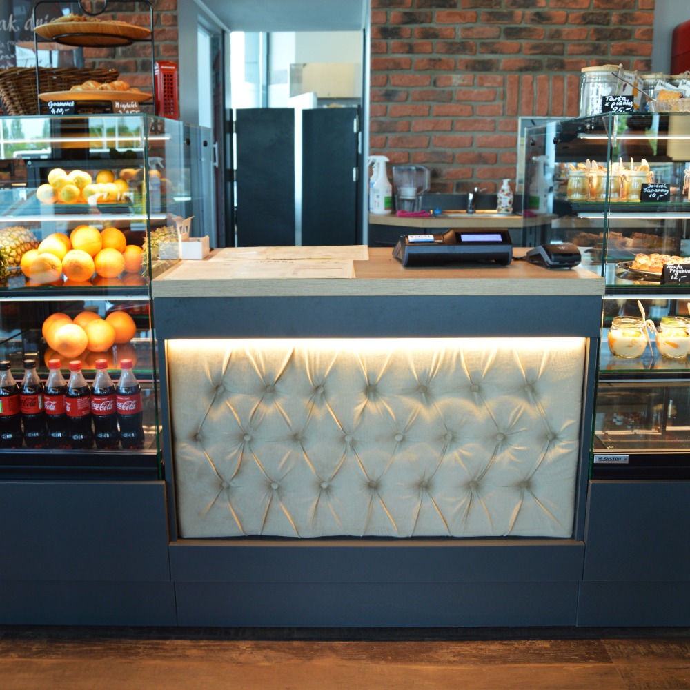 Element tapicerowany przy ladzie w lokalu.