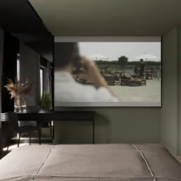 Nowoczesna sypialnia z projektorem wyświetlającym scenę z basenem, minimalistyczne biurko z roślinami w tle, stonowana kolorystyka ścian i podłogi.