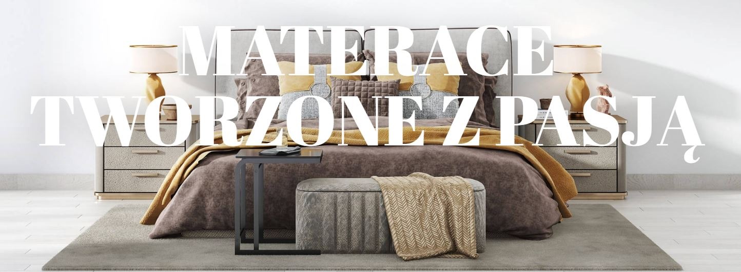 Sypialnia z brązowym łóżkiem, stolikami nocnymi z lampkami, pufą i dywanem w odcieniach szarości i beżu, z napisem 'Materace tworzone z pasją'.