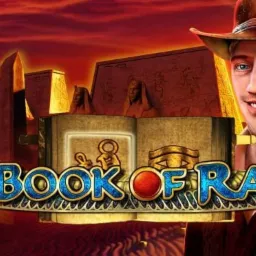 Grafika promocyjna gry Book of Ra Deluxe z wizerunkiem uśmiechniętego mężczyzny w kapeluszu na tle egipskich piramid i obelisków.