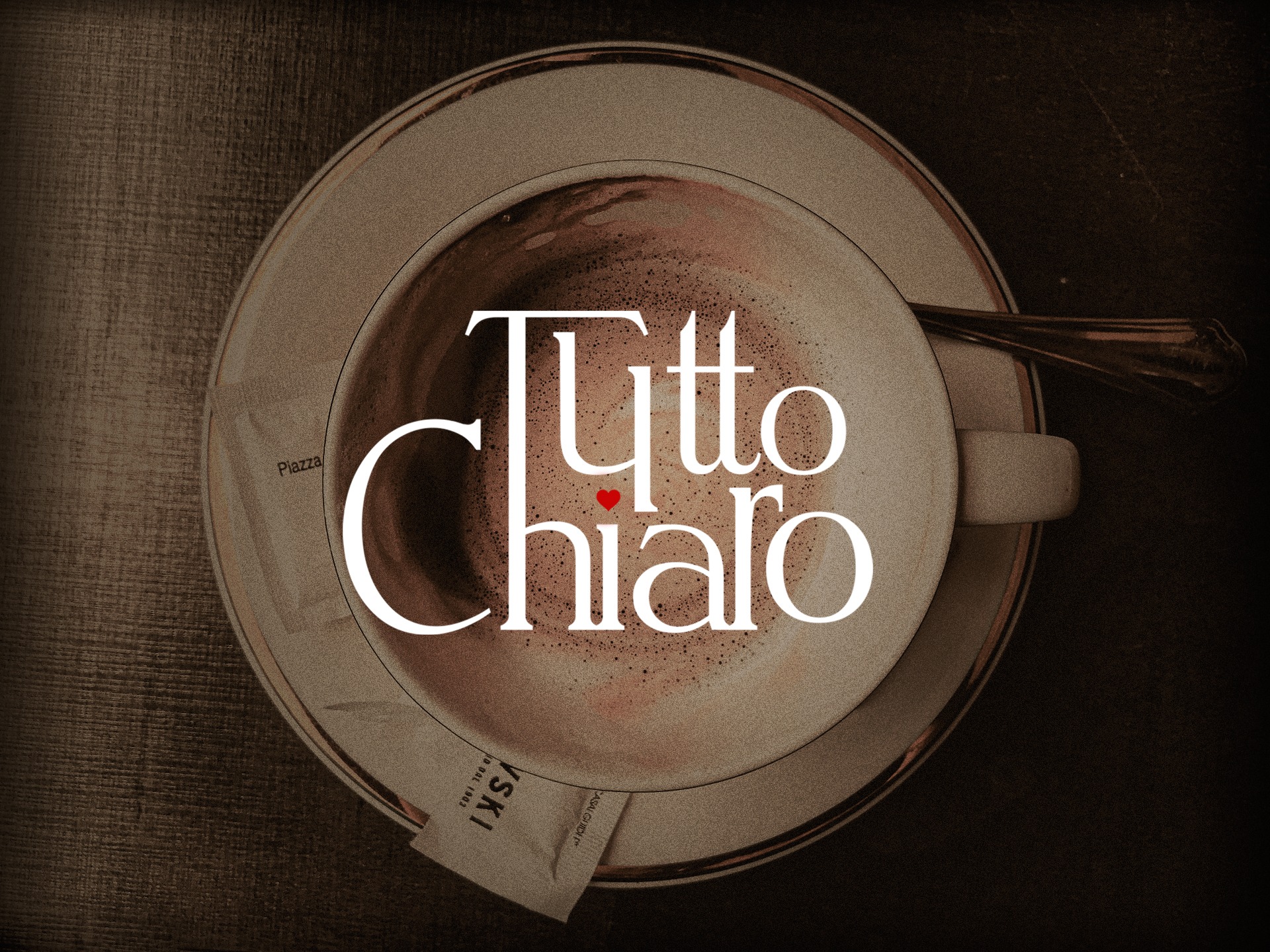 Graficzne logo 'Tutto Chiaro' na filiżance po kawie, widok z góry, stylizowane na retro, z saszetkami cukru na spodku.