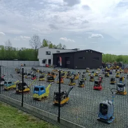 Plac firmy z maszynami i urządzeniami używanymi