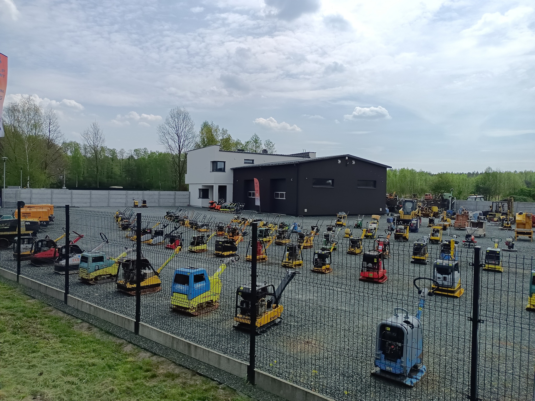 Plac firmy z maszynami i urządzeniami używanymi