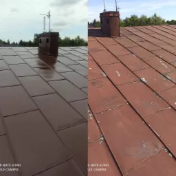 Porównanie dachu przed i po renowacji: po lewej świeżo pomalowana blacha w kolorze ciemnego brązu, po prawej stara, wyblakła i miejscami łuszcząca się farba w odcieniu ceglastym, widoczny komin...