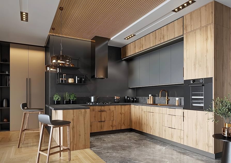 Nowoczesna kuchnia w odcieniach drewna i szarości, z marmurową podłogą i oświetleniem punktowym. Widoczne wysokie krzesła barowe i minimalistyczny design.