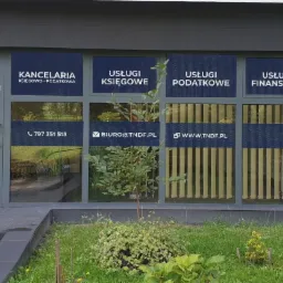 Fasada biura rachunkowego z witrynami informującymi o usługach: księgowe, podatkowe i finansowe, logo TnDF widoczne na drzwiach wejściowych
