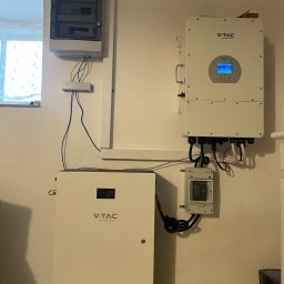 Hybrydowa instalacja fotowoltaiczna z falownikiem Deye 10 kWz magazynem energii 10 kWh oraz zasilaniem awaryjnym
