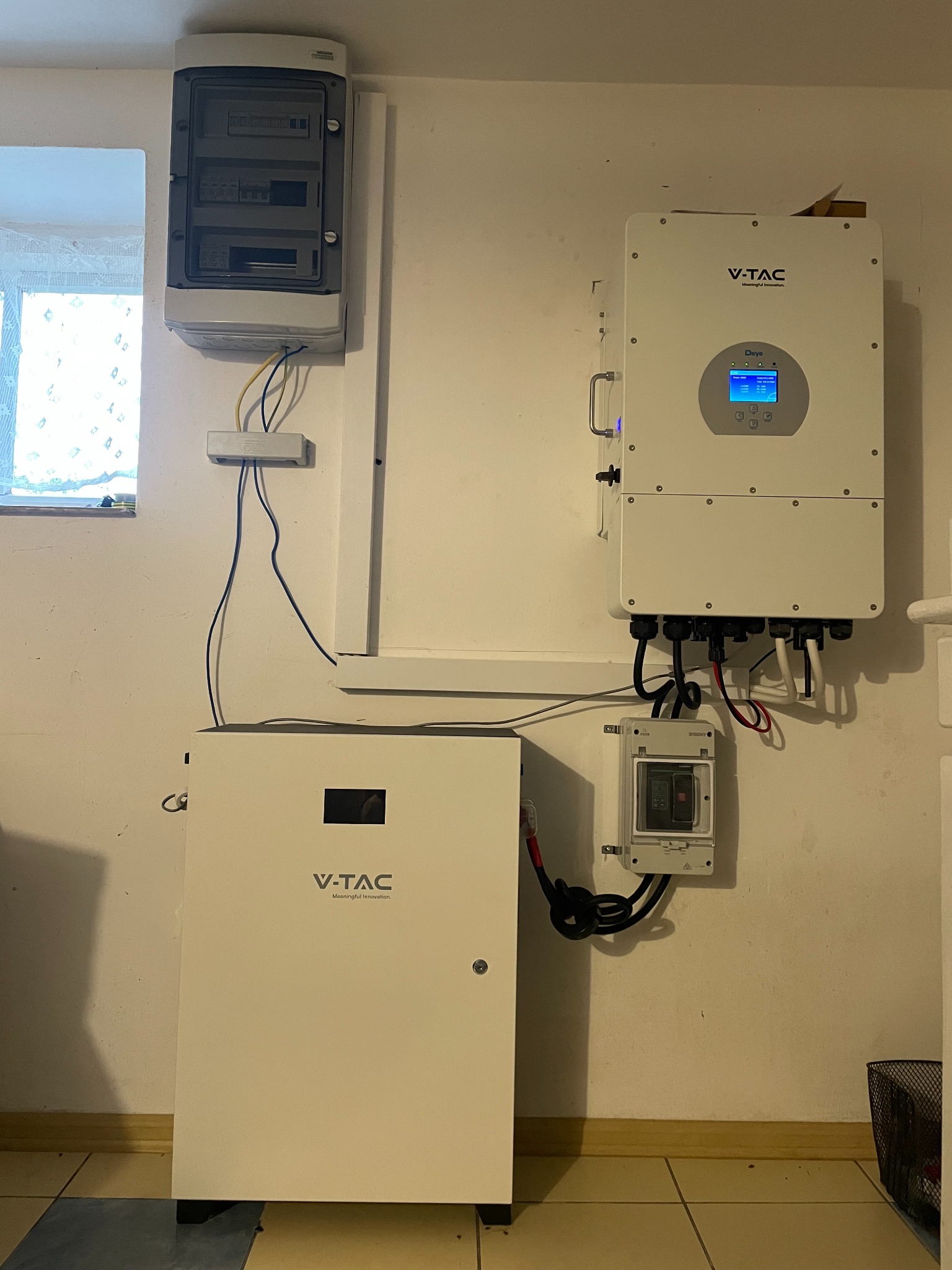 Hybrydowa instalacja fotowoltaiczna z falownikiem Deye 10 kWz magazynem energii 10 kWh oraz zasilaniem awaryjnym