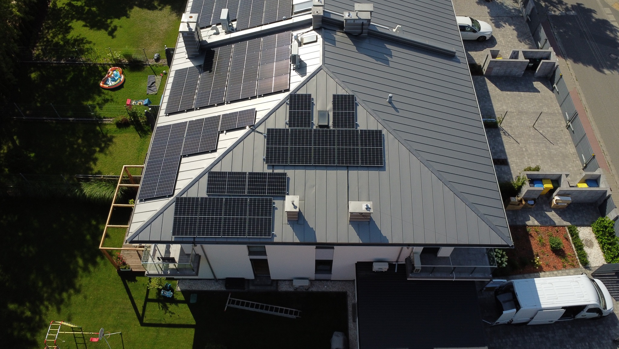 Hybrydowa instalacja fotowoltaiczna 10 kW z falownikiem Goodwe 10 kW oraz magazynem energii Dyness