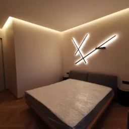 Sypialnia z nowoczesnym oświetleniem LED: listwy przysufitowe i geometryczna lampa ścienna nad łóżkiem zabezpieczonym folią, drewniana podłoga.