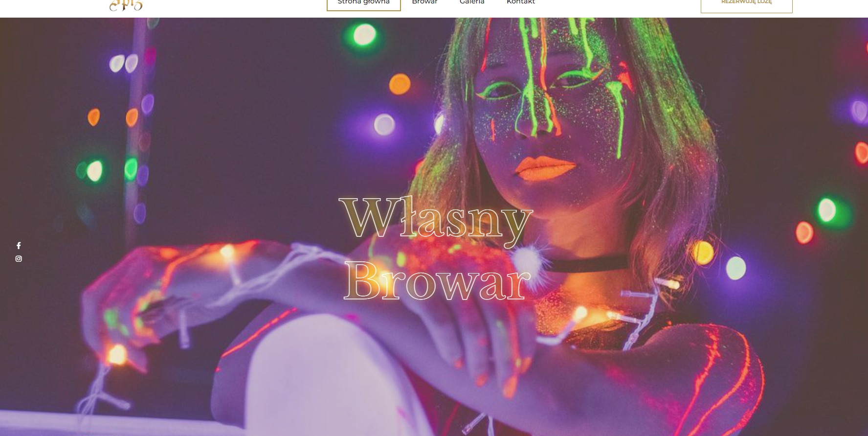 Strona internetowa browaru z modelką w neonowym makijażu i napisami 'Własny Browar' w tle, oświetlona kolorowymi lampkami.