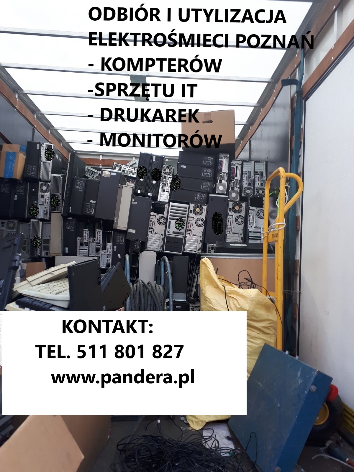 Wnętrze busa wypełnione zużytym sprzętem IT, w tym komputerami, monitorami i drukarkami, przygotowanymi do transportu w celu utylizacji, z widocznym wózkiem transportowym i informacją kontaktową...