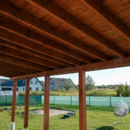 Altana z certyfikowanego drewna oparta na solidnych statywach.