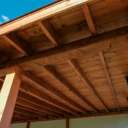 Altana z certyfikowanego drewna oparta na solidnych statywach.