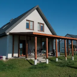 Altana z certyfikowanego drewna oparta na solidnych statywach o powierzchni 60 m2.