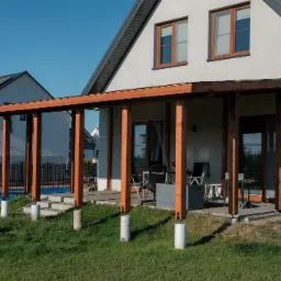 Altana z certyfikowanego drewna oparta na solidnych statywach. Powierzchnia użytkowa altany będzie jeszcze poszerzana.