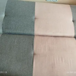 Dwukolorowa kanapa w odcieniach szarości i pudrowego różu, widok z góry, wykonana w Jasienicy.