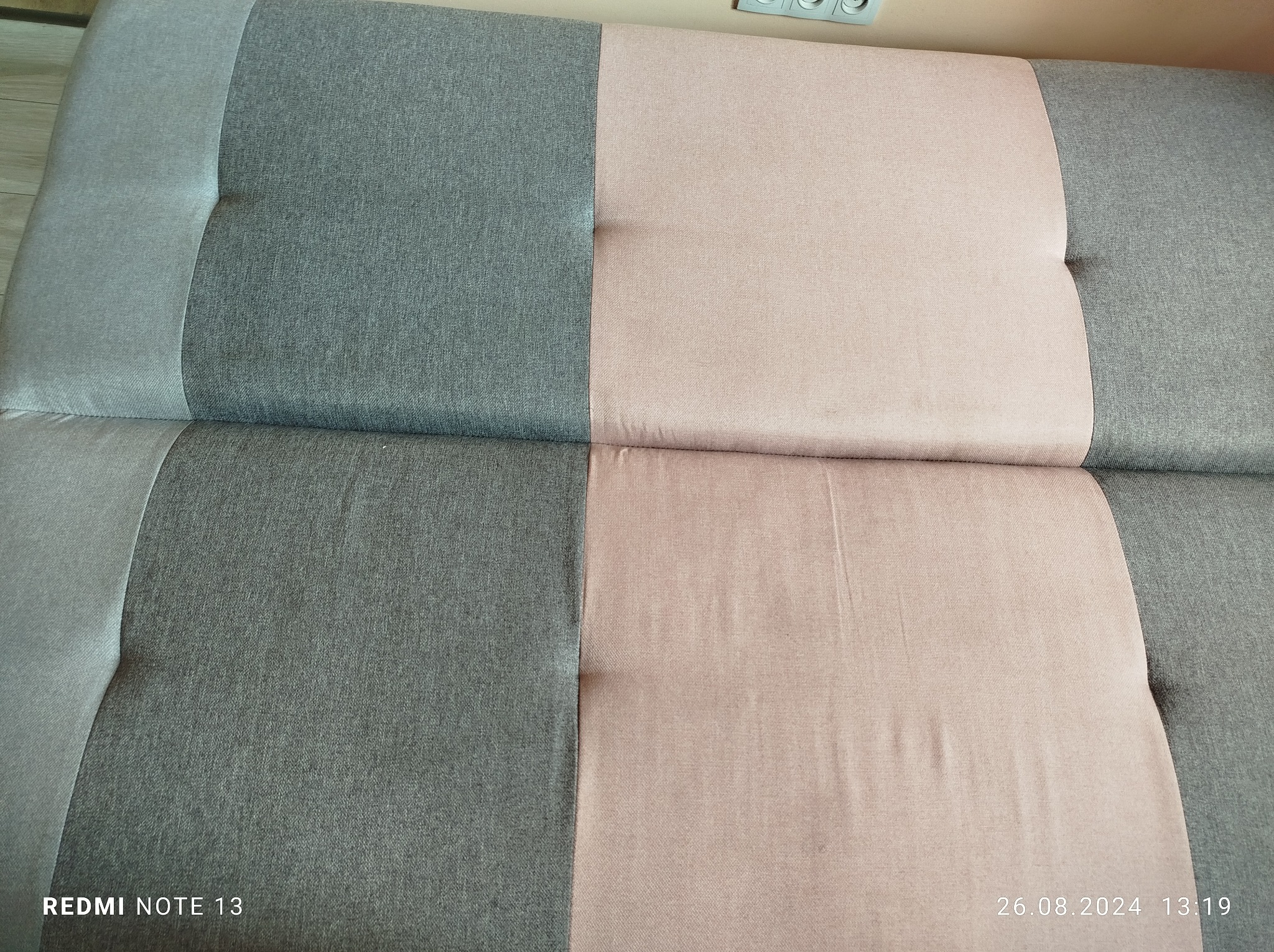 Dwukolorowa kanapa w odcieniach szarości i pudrowego różu, widok z góry, wykonana w Jasienicy.