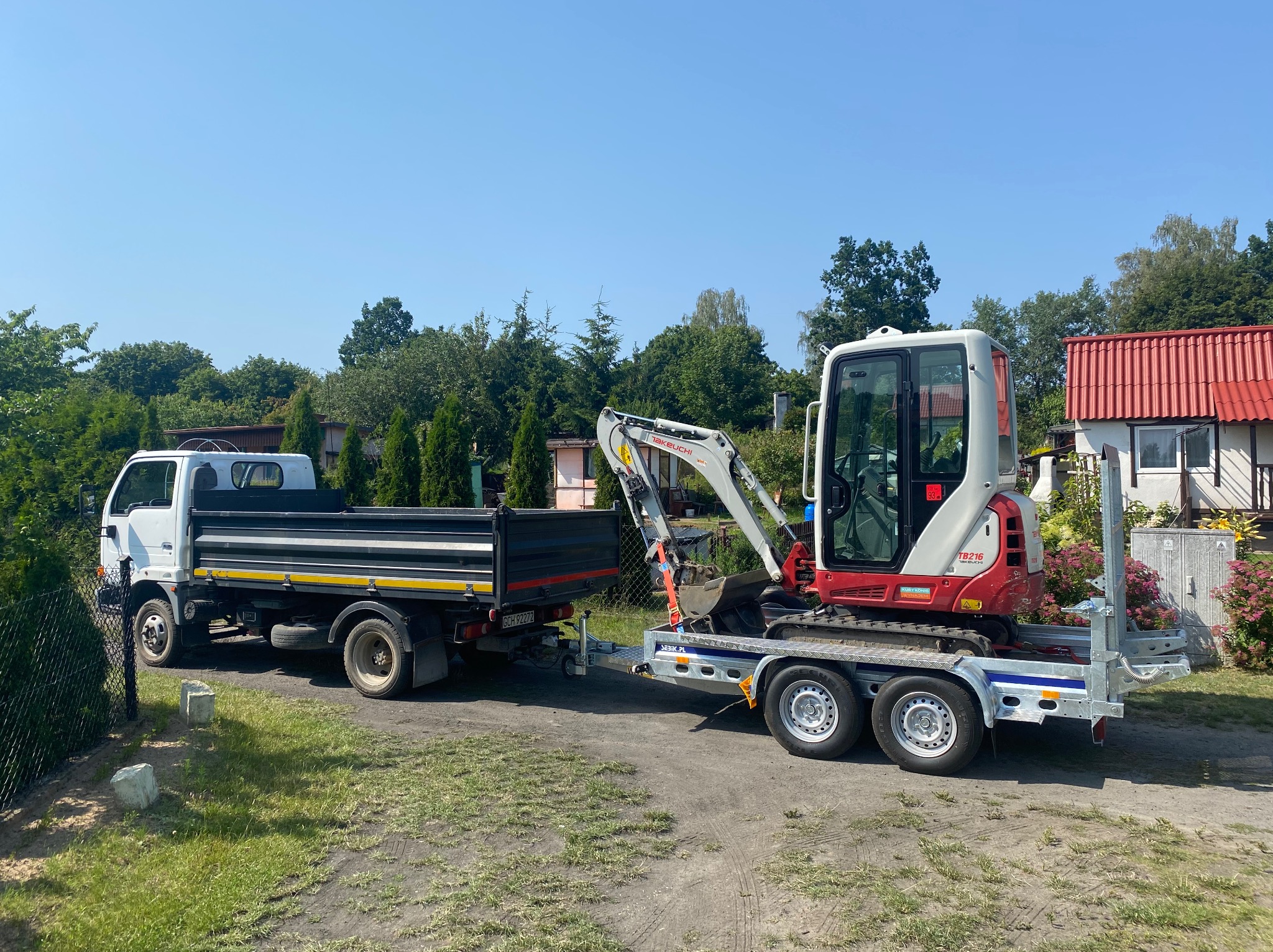 Wjeżdżam w różne ciasne zakamarki, tutaj ogródki działkowe.