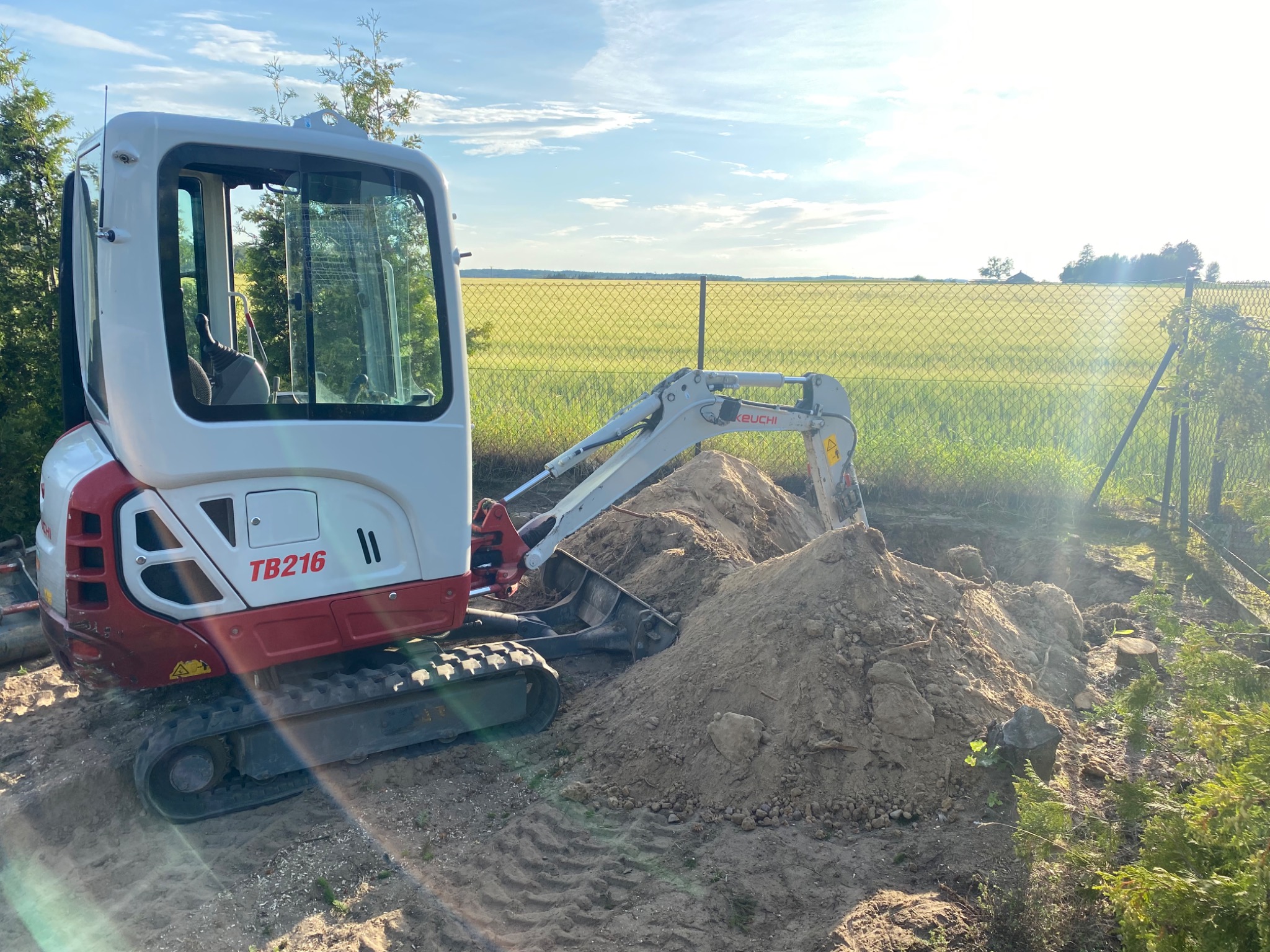 Wykonuję również usługi minikoparką w ogrodach.