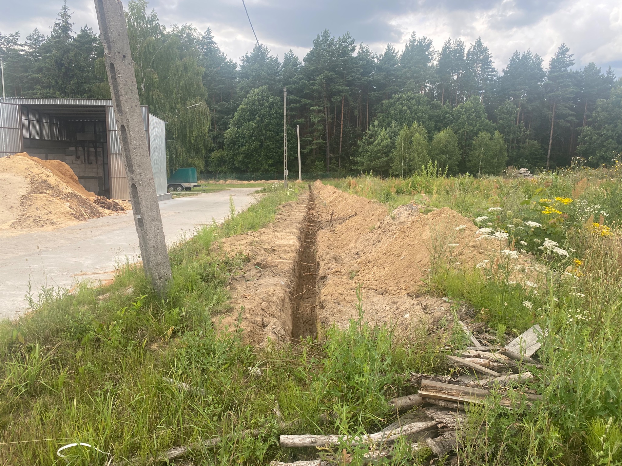 Wykopy liniowe pod elektrykę przy zakładzie produkcyjnym, tutaj fragment długości 80 metrów.