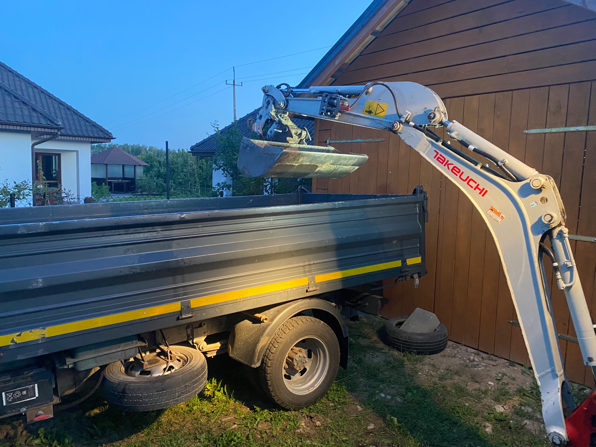 Korytowanie z jednoczesnym wywozem ziemi z ciasnej zabudowy.