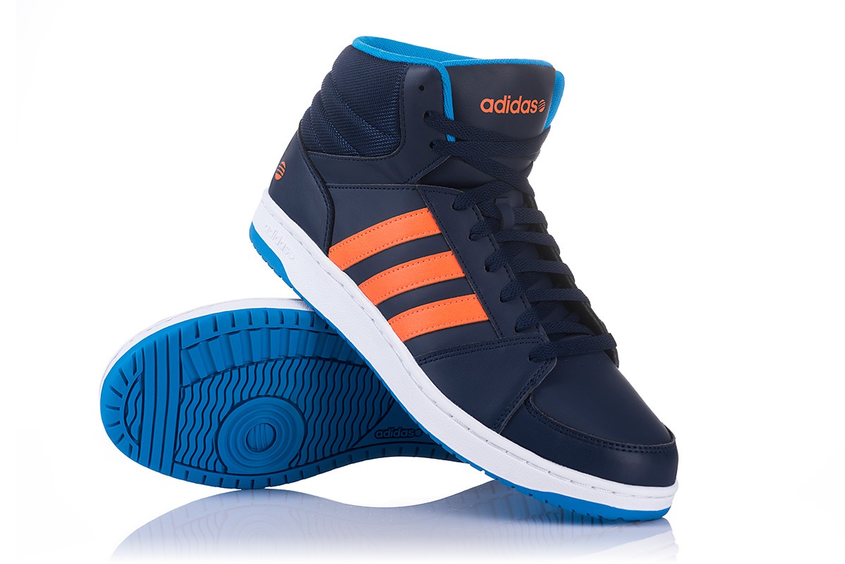 Para granatowych butów sportowych Adidas z pomarańczowymi paskami i błękitnymi akcentami, ustawiona na białym tle z widoczną podeszwą jednego buta.