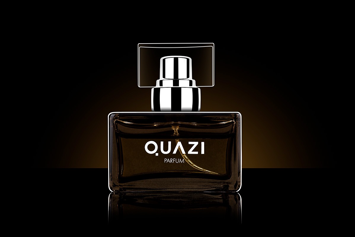 Kwadratowy flakon perfum 'Quazi Parfum' na czarnym, błyszczącym blacie, z wyraźnym odbiciem i delikatnym gradientem w tle.