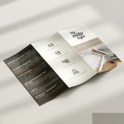 Trójskładankowa broszura reklamowa firmy 'by mito było' prezentująca ofertę slow design w domu, z widocznymi danymi kontaktowymi, adresem oraz opisem stosowanych materiałów i technik.