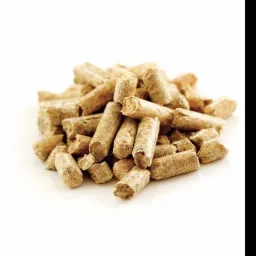 Stos beżowych, cylindrycznych brykietów z biomasy na białym tle z delikatnym cieniem.